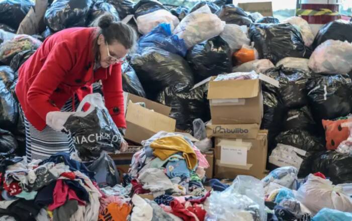 Woman works in a triage center of donations to the families affected by the floods in Rio Grande do Suyl, Brazil. Credit: Rafa Neddermeyer/Agência Brasil